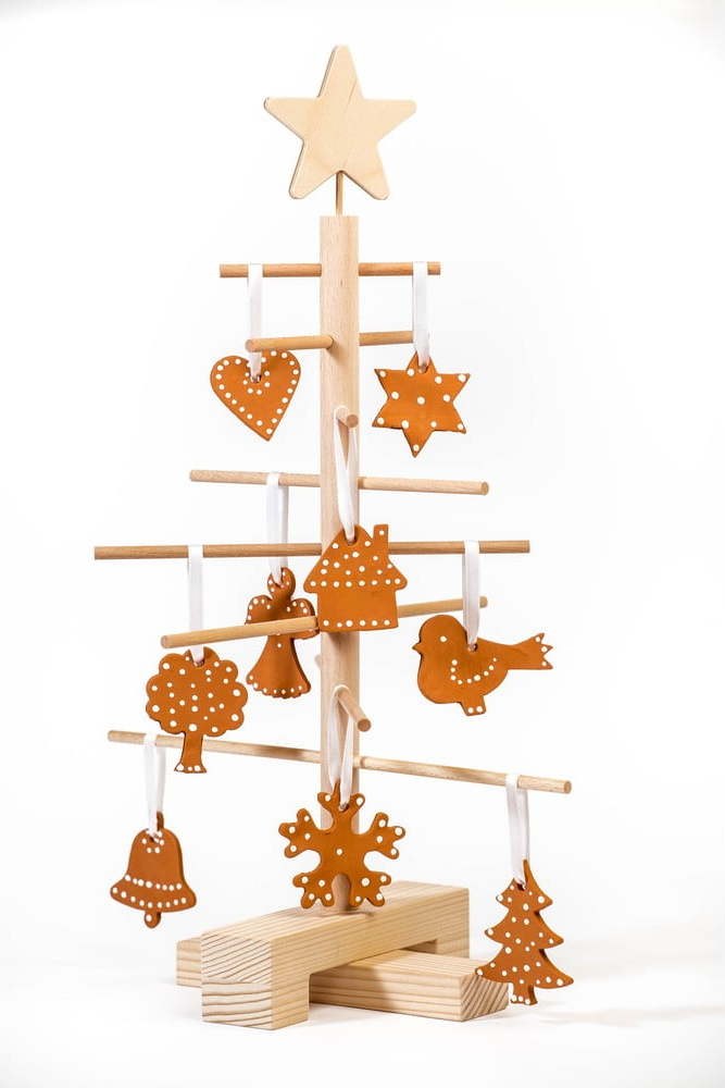 Set dřevěného vánočního stromku a 14 terakotových ozdob