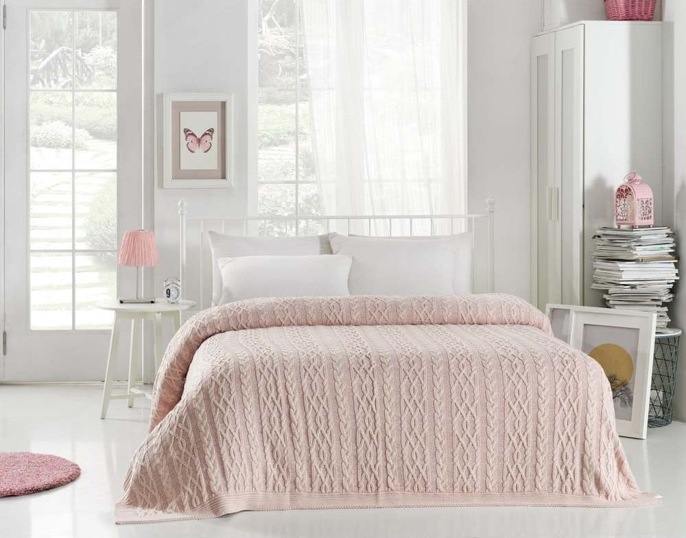 Světle růžový přehoz přes postel s příměsí bavlny