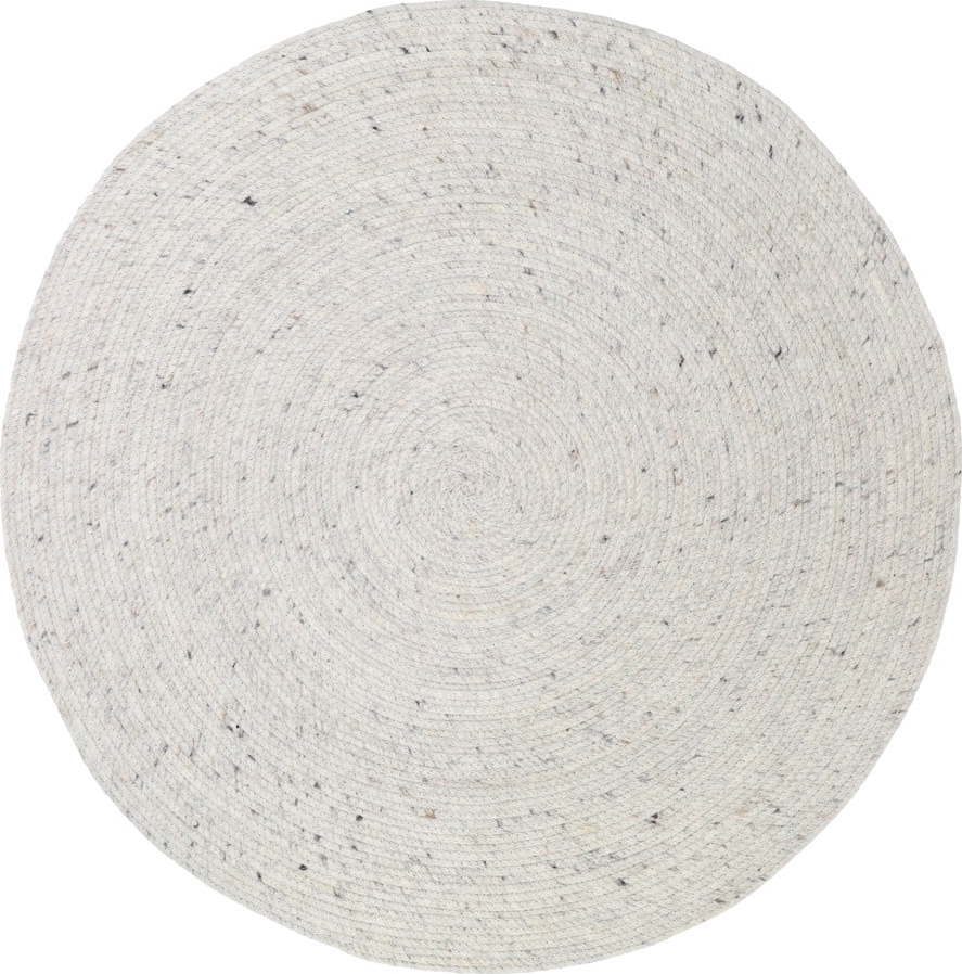 Bílý ručně vyrobený koberec ze