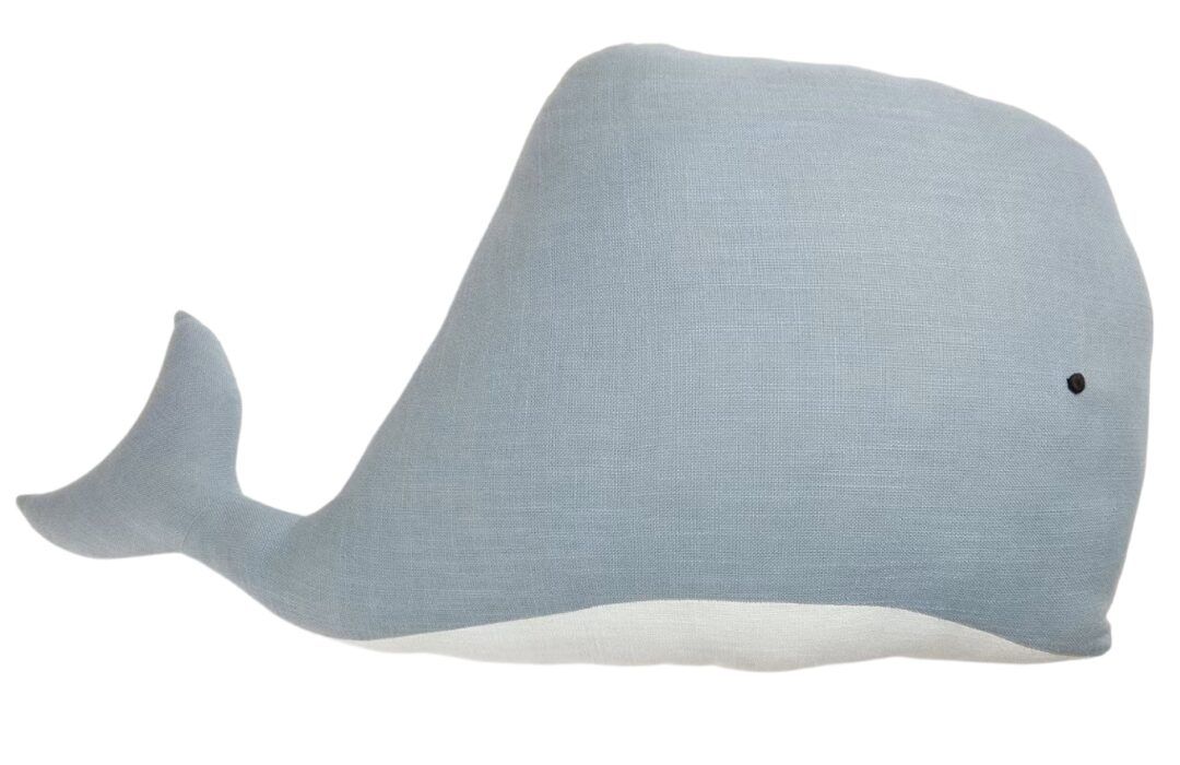 Modrý dětský polštář ve tvaru velryby Kave Home
