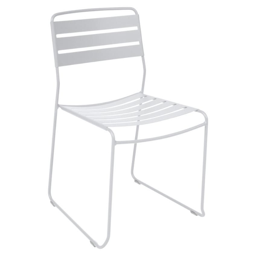 Bílá kovová stohovatelná zahradní židle