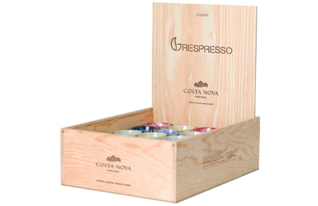 Dřevěný box s 40 barevnými šálky na espresso