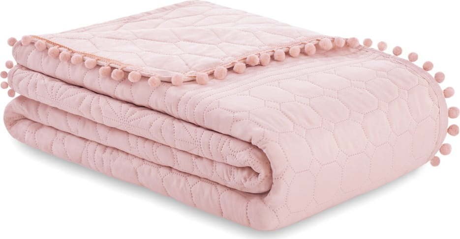 Pudrově růžový přehoz na postel